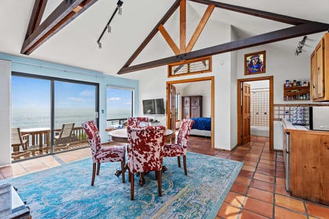 Dine while gazing out over the cliffs and sea!