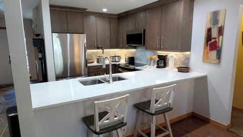 Beaver Creek West Condo B-2 kitchen with breakfast bar