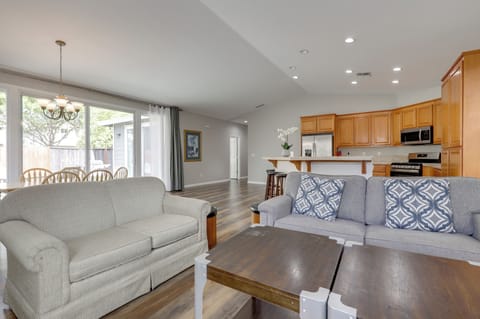 Living Room | Free WiFi | Central Heating & A/C | Smart TV