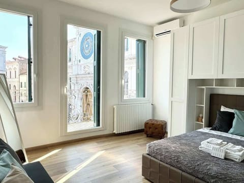 Vista, dalle vetrate della camera da letto padronale, sulla Meridiana più antica d’Italiae