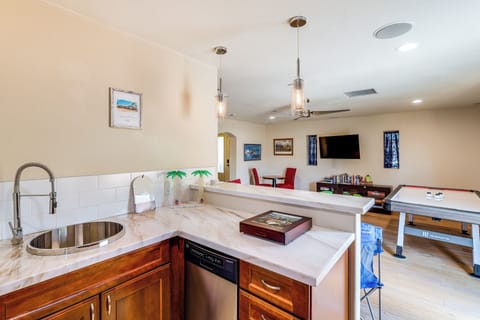 Wet Bar Area | Dishwasher