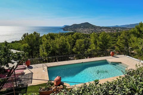 Grand piscine en contre bas de la maison vue mer à 180 degrés