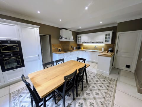 A Modern fully equipped kitchen just a coupe of metres from the lift.