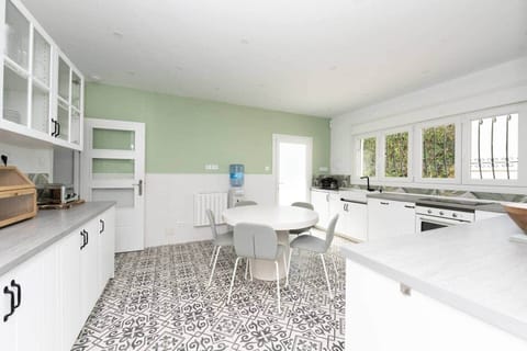 Bright, fully equipped kitchen, with modern appliances, and breakfast table. Includes, oven, microwave, large american fridge freezer with ice dispenser, a seperate standing drinking water dispenser, and extra bottles free of charge for all of stay.