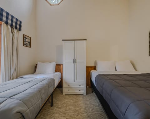 Bedroom 3 queen and twin bed