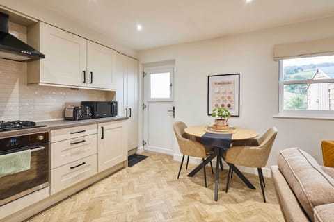 Holmfirth Hideaway, Holmbridge - Host & Stay