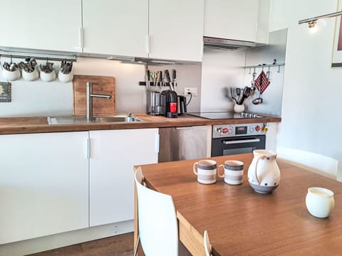 Kitchen Appliance, Kitchen, Countertop, Furniture, Cabinetry, Major Appliance, Interior Design, Flooring, Home Appliance, Wood