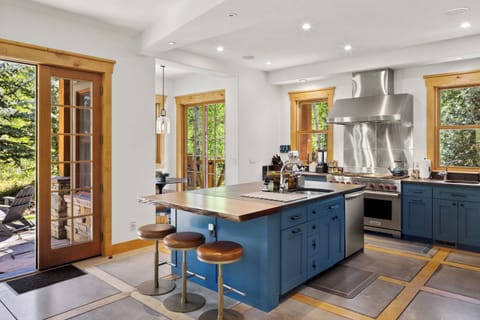 4.01-telluride-golden-knoll-kitchen-