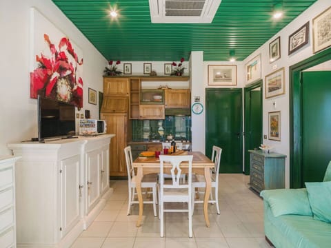 Interior Design, Furniture, Flooring, Wood, Ceiling, Floor, Room, Lighting, Table, Chair