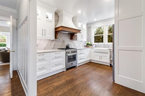 Fully Equipped Kitchen - Very High-End Finishes