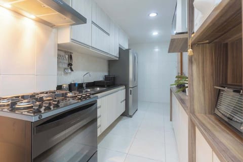 Cozinha completa, equipada com geladeira, fogao, microondas, forno eletrico, sanduicheira, chaleira eletrica.