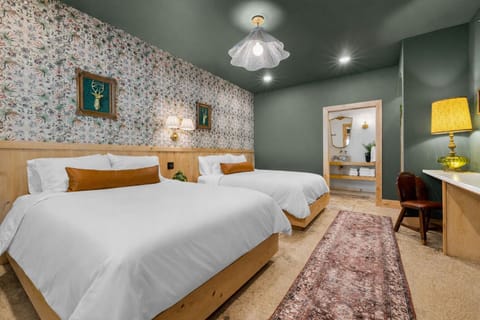 2 Queen Beds