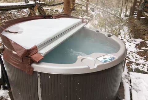 Hot tub: Shared 5-person hot tub outside unit