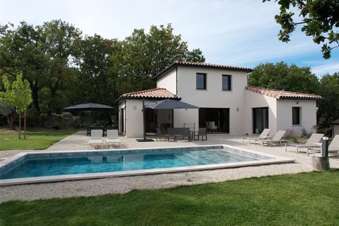 Holiday rental in Pernes-les-Fontaines with heated pool. Fully equipped villa for 8 people. Online booking with Plaisirs & Maisons de Provence