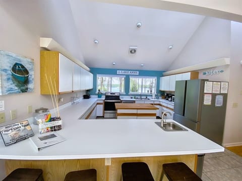 Cook, bake, and entertain — this kitchen has it all.