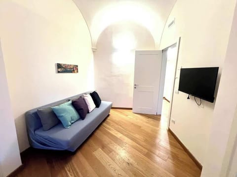 Divano a letto. In caso di utilizzo del divano a letto, si prega di comunicarlo in quanto verranno fornite ulteriori lenzuola qualora non già predisposte.