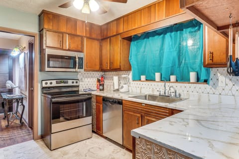 Kitchen | Keurig Coffee Maker | Dishwasher | Blender