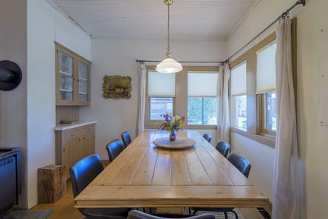 Dining area w/seating for 8