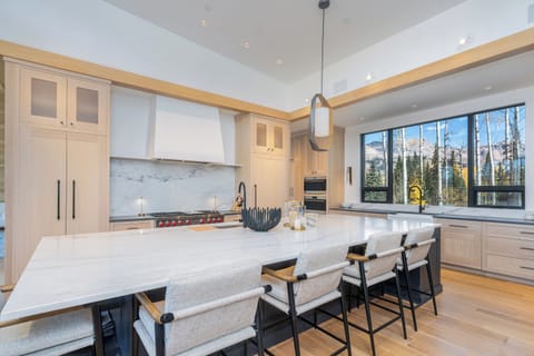 3.01-telluride-the-summit-kitchen-