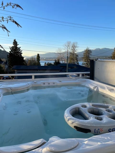 6 person Hottub