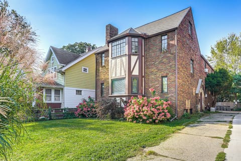 Toledo Vacation Rental | 2BR | 1BA | Steps to Enter | 1,050 Sq Ft