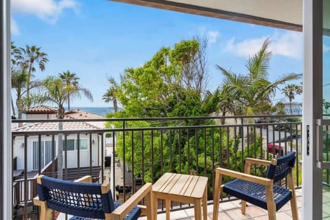 Step onto your private balcony and take in sweeping ocean views that make every sunrise and sunset unforgettable. Whether you're enjoying your morning coffee, an afternoon read, or a glass of wine at dusk, this balcony offers the ultimate La Jolla.