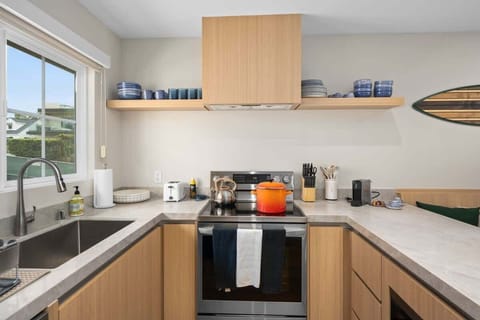 Modern Kitchen with Designer Touches
Quartz countertops, sleek appliances, and open shelving make this space both stylish and practical.