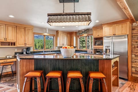 Kitchen - Mountain Serenity Retreat - Blue River Vacation Rental