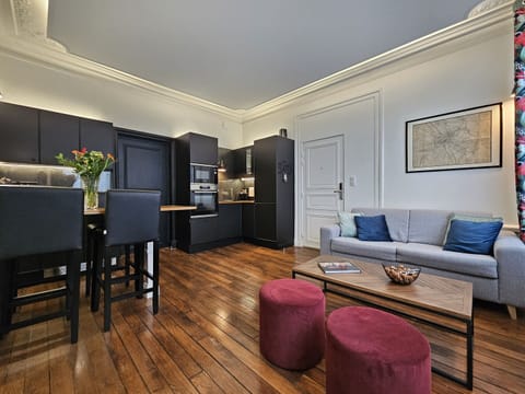 Overview of the living room and fitted kitchen