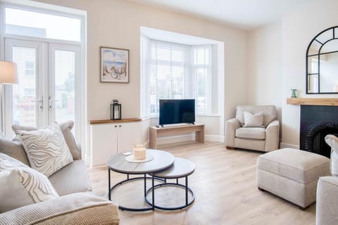 Seascape Retreat - 3 Bedroom Flat - Porthcawl (8799)