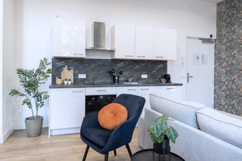 Fully equipped kitchen with marble backsplash – cook in style at Bed en Koffie Tilburg.
