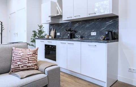 Modern white kitchen with full appliances – ideal for short or long stays in appartement Tilburg.