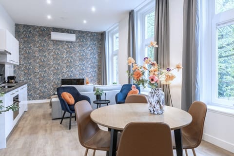 Elegant dining space with patterned wall – Bed en Koffie Tilburg charm near Efteling.