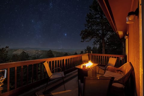 Sky Deck: Enjoy breathtaking mountain views and starry nights by the firepit!