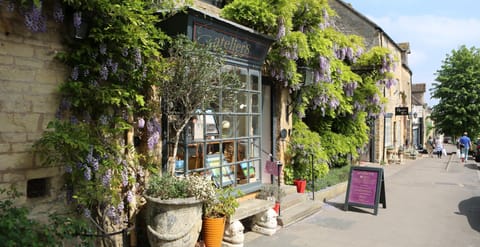 Browse the galleries and local boutiques for gifts and souvenirs.