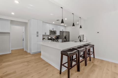 👩‍🍳 Kitchen Overview  Fully equipped chef’s kitchen with stainless steel appliances and plenty of counter space.