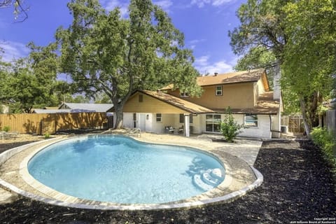 ✨ Welcome to Forest Oaks Pool House!