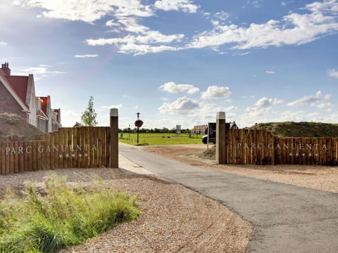 Sky, Land Lot, Plain, Home, Rural Area, Cottage, Estate, Field, Lawn, Landscaping