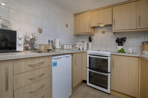 Pillhead Cart Linhay, Bideford: Warm and traditional kitchen with all you need for relaxed family cooking during your stay