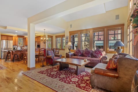 Home Decor, Furniture, Indoors, Living Room, Couch