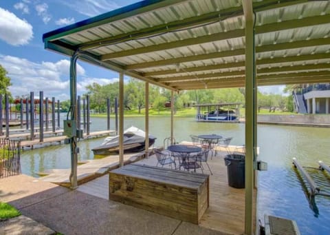 Welcome to your Lake LBJ getaway – where cozy comfort meets lakeside charm