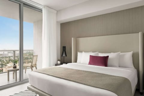 3 Bedroom Intracoastal/City View Master Bedroom