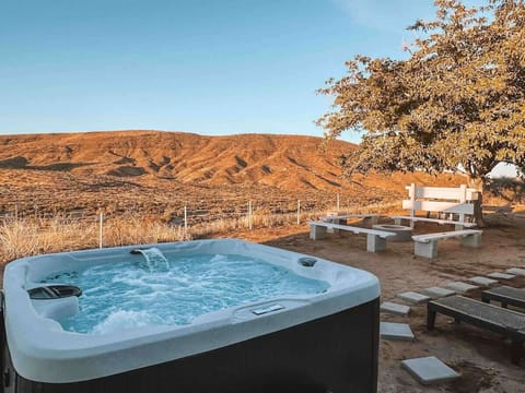 Hot tub sunsets, unobstructed views, and a stargazer's paradise