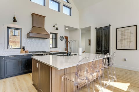 Kitchen | Cooking Basics | Breakfast Bar | Main Level