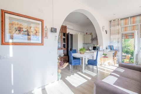 Autumn, Kitchen, Living Room, Spring, Summer