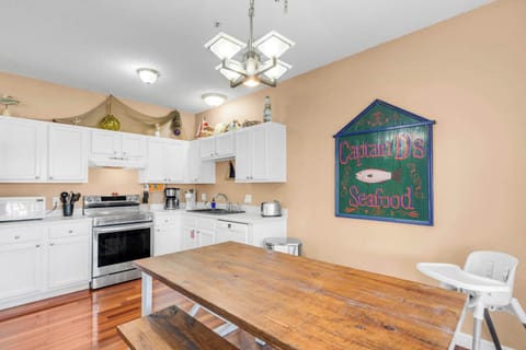 Dining Area & Kitchen
