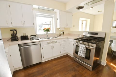 Kitchen (main floor)