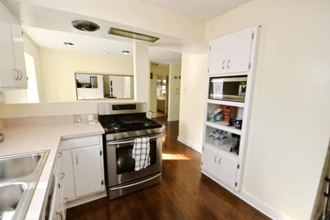 Kitchen (main floor)