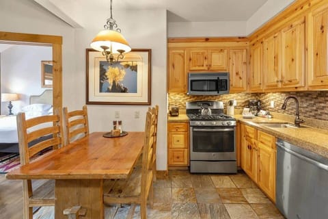 Full kitchen / dining area