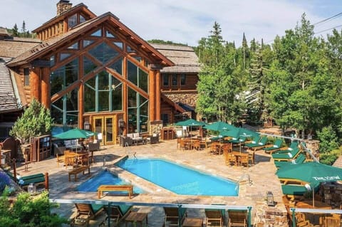 Pool, hot tub, bar and restaurant at the Mountain Lodge!